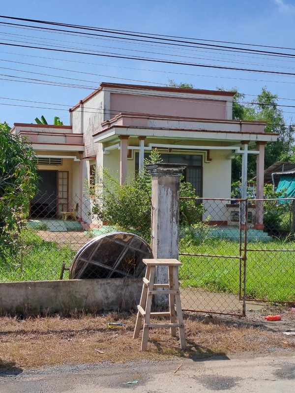  Bộ xương người trong nhà vệ sinh: Ngày 6/7, Công an Tiền Giang đã khám nghiệm hiện trường và cho giám định ADN để xác định chính xác danh tính của bộ xương trong nhà vệ sinh trên địa bàn huyện Gò Công Đông. Trước đó, chiều 5/7, một công an viên và ông Nguyễn Phúc Thuần (SN 1969; ngụ xã Tăng Hòa, huyện Gò Công Đông, Tiền Giang) đến nhà ông Nguyễn Phúc Thạo (SN 1982; em ruột ông Thuần) để làm thủ tục bàn giao nhà, đất vì ông Thạo đã bán cho ông Thuần. Khi mở cửa vào, ông Thuần phát hiện trong nhà vệ sinh có một bộ xương người. Theo công an, nhiều khả năng bộ xương trên là của ông Thạo. Ông này sống một mình. Từ tháng 12/2022, nhà đóng cửa và không ai liên lạc được với ông Thạo.