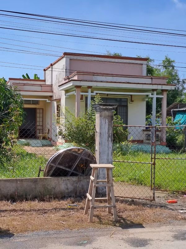  Bộ xương người trong nhà vệ sinh: Ngày 6/7, Công an Tiền Giang đã khám nghiệm hiện trường và cho giám định ADN để xác định chính xác danh tính của bộ xương trong nhà vệ sinh trên địa bàn huyện Gò Công Đông. Trước đó, chiều 5/7, một công an viên và ông Nguyễn Phúc Thuần (SN 1969; ngụ xã Tăng Hòa, huyện Gò Công Đông, Tiền Giang) đến nhà ông Nguyễn Phúc Thạo (SN 1982; em ruột ông Thuần) để làm thủ tục bàn giao nhà, đất vì ông Thạo đã bán cho ông Thuần. Khi mở cửa vào, ông Thuần phát hiện trong nhà vệ sinh có một bộ xương người. Theo công an, nhiều khả năng bộ xương trên là của ông Thạo. Ông này sống một mình. Từ tháng 12/2022, nhà đóng cửa và không ai liên lạc được với ông Thạo.