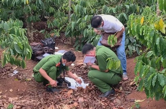  Phát hiện bộ xương người lộ thiên trong vườn cà phê: Ngày 1/9, hai thanh niên đi vào khu vực vườn cà phê tại tổ dân phố 5, phường Thanh Trường, TP Điện Biên Phủ, tỉnh Điện Biên để bẫy chim thì tá hỏa khi phát hiện một bộ xương người nằm lộ thiên. Kết quả ban đầu xác định tại hiện trường có căn cước công dân mang tên Lò Văn H. (SN 1992), hộ khẩu tại phường Nam Thanh, TP Điện Biên Phủ; tạm trú tại phố 1, phường Mường Thanh, TP Điện Biên Phủ. Tại hiện trường lực lượng chức năng phát hiện có hơn 1,5 triệu đồng tiền mặt và 1 bằng lái xe cấp ngày 6/5/2023. Bước đầu cơ quan công an xác định không có dấu hiệu hình sự. Gia đình anh Lò Văn H. đã đến xác nhận nhân thân và đưa về an táng. (Ảnh minh họa)