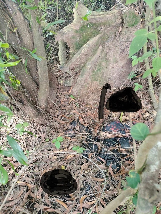  Phát hiện bộ xương người bên bờ kênh ở Bình Dương: Chiều 27/10, một người dân khi đến khu vực bãi đất trống gần con kênh ở đường DK5A, khu công nghiệp Mỹ Phước 3 (phường Thới Hòa, thị xã Bến Cát, tỉnh Bình Dương) thì tá hỏa phát hiện nhiều phần xương có hình thù giống của người nên trình báo cơ quan công an. Bước đầu cơ quan chức năng xác định nạn nhân tử vong trong tư thế treo cổ, thi thể lâu ngày không được phát hiện nên phân hủy chỉ còn lại phần xương. Tại hiện trường, một sợi dây còn sót lại trên cây, gần bộ xương có một bộ quần áo đã phai màu. Cơ quan công an đang tiến hành các bước để xác minh danh tính nạn nhân.