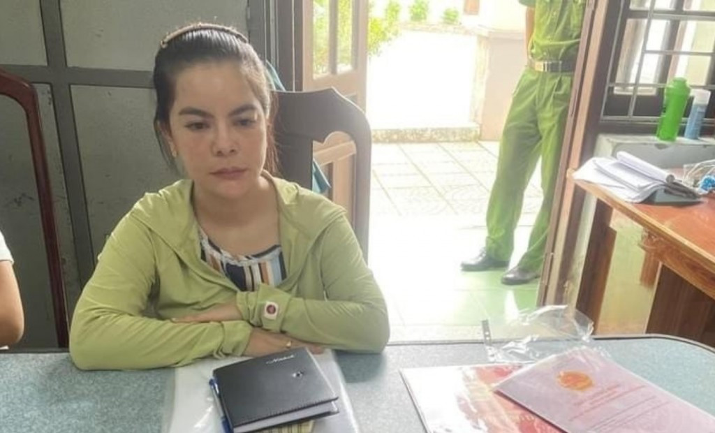  "Nàng dâu" lừa đảo nhà chồng hàng tỷ đồng: Trong thời gian sinh sống cùng gia đình V.N.K (SN 1994, ở quận Liên Chiểu, TP Đà Nẵng) , Đỗ Thị Yến Ly (SN 1988, ngụ thị xã Mỹ Hào, Hưng Yên) nhiều lần nói dối nhằm mượn tiền để chiếm đoạt. Cụ thể, Ly nói với anh K là cha mẹ của Ly đã mua cho vợ chồng 2 xe khách 34 chỗ và đang cần thêm tiền mua một xe trung chuyển 16 chỗ. Lúc khác, Ly thông báo đã được cha mẹ mua cho căn nhà giá 9 tỷ đồng, nhưng thực tế nhà này Ly thuê với giá 9 triệu đồng/tháng, đồng thời Ly muốn mua thêm 1 lô đất bên cạnh. Tin tưởng Ly, anh K và gia đình đã nhiều lần cho Ly mượn tiền với tổng số tiền lên đến 2,4 tỷ đồng. Ngày 14/8, Ly bị Công an khởi tố, bắt tạm giam. 