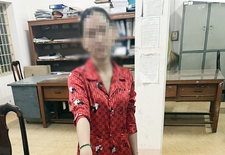  Con dâu trộm tiền vàng của nhà chồng rồi... đi báo công an: Do thiếu nợ trong quá trình làm ăn mua bán, ngày 22/8, lợi dụng chồng và gia đình chồng đi đám giỗ nên Dương Thị Đài Trang (SN 1996, cư trú ấp Phú An A, xã Phú Vĩnh, thị xã Tân Châu, tỉnh An Giang) đã lấy 2 lượng vàng 24K, 50 triệu đồng tiền mặt, 1 ĐTDĐ và 1 máy tính bảng. Tổng trị giá tài sản khoảng 170 triệu đồng đem về nhà mẹ ruột ở xã Phú Lâm (huyện Phú Tân, tỉnh An Giang) cất giấu, còn tiền mặt thì giấu ở góc tủ trong phòng ngủ. Sau đó, Trang tạo ra hiện trường giả và nói với gia đình chồng bị trộm đột nhập lấy số tài sản, rồi đi trình báo đến cơ quan Công an. 