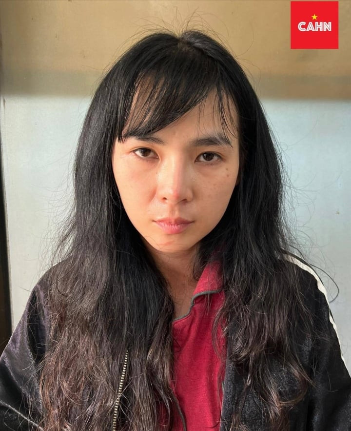  Con dâu nhớ mật khẩu đăng nhập, trộm gần 500 triệu đồng của mẹ chồng:Trương Vân Anh (SN 1989, trú tại phường Bạch Đằng, quận Hai Bà Trưng, Hà Nội) lợi dụng sơ hở, không đề phòng của mẹ chồng khi thực hiện các giao dịch chuyển tiền, Vân Anh nhớ được mật khẩu đăng nhập. Cô ta dùng điện thoại đăng nhập tài khoản iCloud, tài khoản ngân hàng của bà Y. và thực hiện giao dịch chuyển hơn 469 triệu đồng sang tài khoản khác để mua đổi USD. Sau đó, Vân Anh đến địa điểm giao dịch để lấy 19.800 USD. Ngày 24/3, Công an quận Ba Đình đã tạm giữ hình sự Vân Anh để điều tra, làm rõ. 