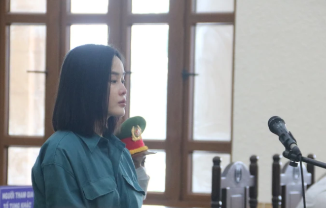  Hotgirl Tina Dương lãnh 11 năm tù: Ngày 9/6, TAND tỉnh Bình Thuận tuyên án Ninh Thị Vân Anh (SN 1995, trú tỉnh Bắc Giang, tức hotgirl Tina Dương) tổng cộng 11 năm tù về tội "Lạm dụng tín nhiệm chiếm đoạt tài sản" và "Sử dụng tài liệu giả của cơ quan, tổ chức". Theo bản án, sau khi thuê ôtô tự lái, Tina Dương không đem trả theo hợp đồng mà làm giả giấy tờ xe rồi đi bán cho người khác với giá 500 triệu đồng. 