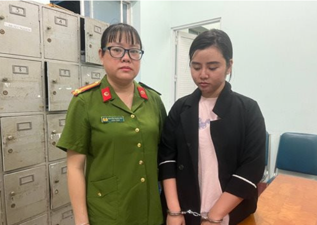  Con dâu lừa đảo chiếm đoạt gần 17 tỷ đồng của nhà chồng: Ngày 1/11, Công an tỉnh Đắk Lắk đã khởi tố bị can, thi hành lệnh bắt tạm giam đối với Trần Thị Trúc My (25 tuổi, trú huyện Tuy An, Phú Yên) để điều tra về hành vi lừa đảo chiếm đoạt tài sản. Theo đó, My nói với gia đình nhà chồng rằng mình cần tiền kinh doanh bất động sản ở nhiều tỉnh thành nên vay mượn của chồng, bố chồng và nhiều người quen rồi chiếm đoạt gần 17 tỷ đồng. Trong số này, có người cho My vay mượn đến 9 tỷ đồng. 