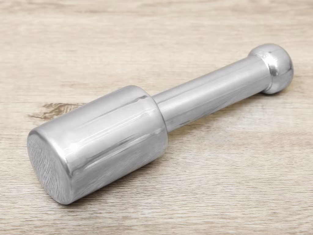 Nhận thấy không có khả năng thanh toán số nợ cho bà M., lại thấy bà chủ nợ sống đơn thân nên vợ chồng Hiệp và Lư bàn nhau sát hại chủ nợ để xù món nợ 650 triệu và số tiền lãi hơn 200 triệu đồng, tổng số tiền là hơn 850 triệu đồng. Kế hoạch gây án được đôi vợ chồng sát thủ chuẩn bị rất tỉ mỉ: Chúng chuẩn bị sẵn chày sắt để đập đầu nạn nhân, mua sẵn bao tải, túi ni lông cỡ lớn để đựng xác nạn nhân mang đi phi tang.(Ảnh minh họa, nguồn Internet)