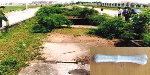 Sau khi sát hại bà M., vợ chồng Hiệp dùng dây thắt quanh cổ nạn nhân, trói tay, chân rồi cho vào bao tải và bọc kín bằng một túi ni lông lớn để tránh máu chảy ra ngoài. Bọn chúng còn tàn độc buộc gạch đá vào xác nạn nhân để chắc chắn thi thể bà M. bị chìm sâu, không ai phát hiện ra rồi mới dùng xe máy chở tới một cống nước thải gần Bệnh viện Đa khoa tỉnh Ninh Bình sâu tới 15 m, ném thi thể nạn nhân xuống đó. 