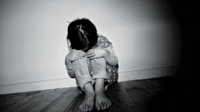  Bạo hành con gái dẫn đến đa chấn thương: Ngày 15/5, Nguyễn Văn Khẩn (39 tuổi, trú tại thị trấn Hưng Nhân, huyện Hưng Hà, tỉnh Thái Bình) đi làm về không thấy cháu B. ở nhà nên đã đi tìm và dùng đoạn tre khô dài khoảng 60 cm đánh cháu nhiều phát vào phần mông, bắp chân, lưng và tay gây ra nhiều thương tích. Cháu B. sau đó được người thân phát hiện bị bạo hành nên được đưa đi Bệnh viện đa khoa Hưng Nhân để điều trị do đa chấn thương. Ngày 20/5, Công an huyện Hưng Hà đã khởi tố, bắt tạm giam Khẩn. (Ảnh minh họa)