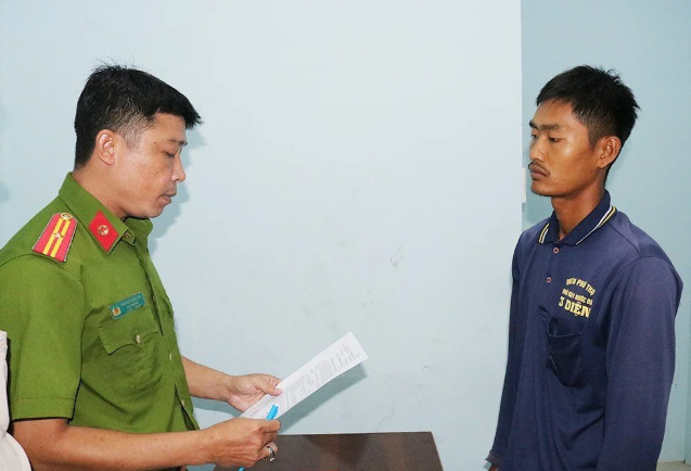  Cha dượng bạo hành, đốt bộ phận sinh dục bé trai: Trần Thanh Hòa (SN 1997, trú thị xã Tịnh Biên, An Giang) là cha dượng của cháu T.K.T (SN 2009). Hòa sống chung như vợ chồng với mẹ ruột của cháu T từ năm 2020. Trong quá trình sinh sống, do T không nghe lời nên Hòa tức giận và thường xuyên dùng tay, cây đánh cháu T gây thương tích. Khoảng đầu tháng 7/2023, do T không nghe lời nên Hòa kêu T vào trong bếp dùng bật lửa đốt vùng kín của cháu T gây thương tích. Do lo sợ nên cháu T không nói cho ai biết. Đến ngày 15/7, chú của T phát hiện sự việc nên đã đến Công an địa phương trình báo. Hòa đã bị Công an tạm giữ hình sự để điều tra, làm rõ. 