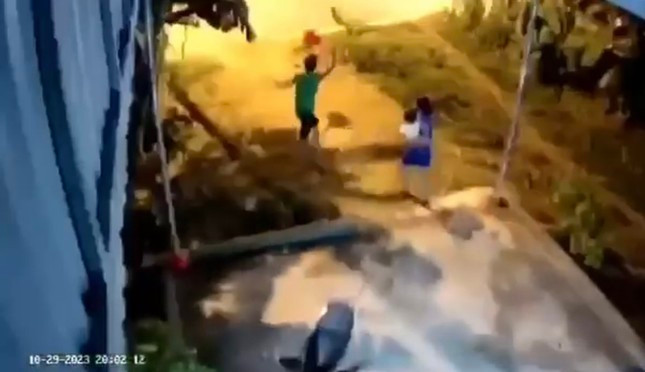  Bé gái 3 tuổi bị bố đạp ngã, túm chân quăng ra xa: Khoảng 20h ngày 29/10, tại gia đình Dương Văn L, trú thôn Trường Sơn, xã Phú Lâm, thị xã Nghi Sơn (Thanh Hoá) bé gái khoảng 3 tuổi đang khóc và đi theo mẹ. Sau đó, bé đứng cùng mẹ ở giữa sân và vẫn khóc, người mẹ dỗ dành nhưng cháu không nín. Lúc này, người bố chạy từ trong nhà ra, đạp bé ngã xuống sân, túm chân rồi quăng bé ra cổng (khoảng 3m). Bé gái sau đó được gia đình đưa đi bệnh viện điều trị do bị thương ở xương vai. Hiện vụ việc đang được cơ quan chức năng xử lý. 