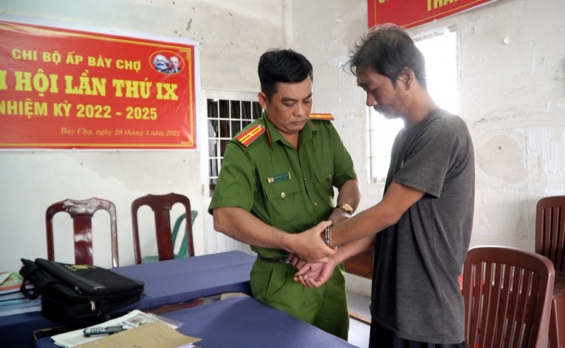  Cha bạo hành con đẻ 6 tuổi: Ngày 22/6/2022, Lương Văn Luận (SN 1985, ngụ ấp Phú Hưởng, xã Đông Thái, huyện An Biên, tỉnh Kiên Giang) đã dùng thanh sắt đánh vào đầu, mặt, tay, lưng của cháu L.H.T (SN 2016) là con ruột của Luận gây thương tích nhưng được người dân can ngăn và đưa bé T đến trạm y tế điều trị. Được biết, vợ Luận đã bỏ đi, cháu T từ nhỏ đã ở với Luận, nhưng không nhận được sự chăm sóc, yêu thương nào từ gia đình. Chiều 21/7, Công an huyện An Biên đã khởi tố, bắt tạm giam Luận.