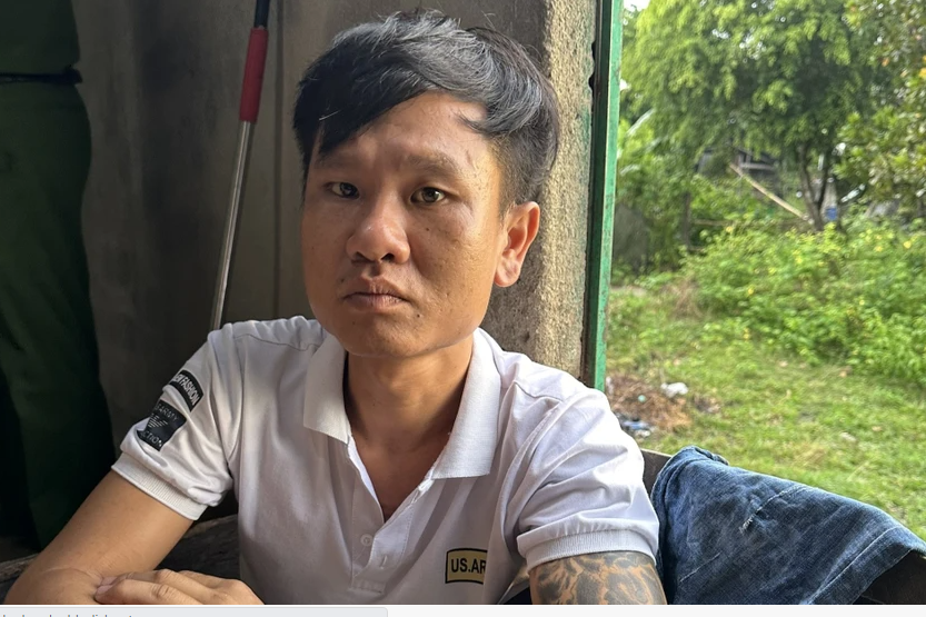  Bé trai 2 tuổi bị người tình của mẹ đánh tử vong: Chiều 21/8, sau khi ngủ dậy, bé trai 2 tuổi tự đến tủ lạnh lấy sữa rồi nằm xuống nền nhà uống. Thấy vậy, Nguyễn Thanh Tuấn (27 tuổi, ngụ tại Bù Đốp, Bình Phước) bế bé lên giường để bé uống sữa. Sau khi uống xong, bé trai lại ra tủ lạnh mở cửa lấy đồ bên trong ra phá. Lúc này, Tuấn đánh mạnh vào giữa ngực và bụng khiến bé ngã xuống nền nhà nên Tuấn bế bé lên giường. Tuấn phát hiện miệng, mũi của bé chảy sữa thành hàng nên đã lấy khăn lau. Thấy bé thở gấp, Tuấn đã đưa đi cấp cứu nhưng không qua khỏi. Bé trai 2 tuổi tử vong là con riêng của chị Trần Thị Thu X (24 tuổi). Tuấn và chị X sống chung như vợ chồng tại nhà Tuấn. Sau đó, Công an đã tạm giữ Tuấn để điều tra, làm rõ. 