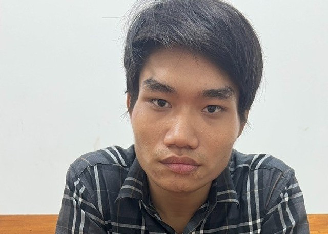  Bé trai 3 tháng tuổi tử vong do bị cha dượng bạo hành: Quen biết qua Facebook, chị T.H.B.L (15 tuổi, ở TP Cần Thơ) và Nguyễn Minh Phụng (19 tuổi, trú tại huyện Long Điền, tỉnh Bà Rịa - Vũng Tàu) sống chung như vợ chồng. Ngày 20/5/2023, L sinh bé trai, tên thường gọi là Bo (chưa khai sinh). Ngày 15/8, chị L và Phụng xảy ra mâu thuẫn. Do cháu Bo khóc liên tục, Phụng tức giận nên dùng tay đánh mạnh vào vùng trán đứa trẻ. Phụng tiếp tục dùng tay bóp mặt cháu Bo lắc qua lắc lại. Thấy cháu bị ngất nên L và Phụng đưa đến bệnh viện để cấp cứu. Tuy nhiên, theo bệnh viện cháu Bo đã tử vong trước đó. Phụng sau đó đã bị Công an khởi tố, bắt tạm giam về tội giết người. 