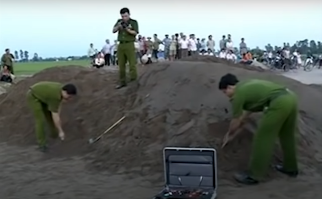 Tại hiện trường, Công an tỉnh Hà Nam tiến hành khai quật rất thận trọng. Kết quả cho thấy thi thể một nữ giới được chôn ở giữa 3 đống cát của công trường, một phần cánh tay lộ ra sau trận mưa. Công an xác định, nạn nhân đã tử vong trước đó ít nhất 48 giờ, cơ thể bắt đầu phân hủy mạnh. Dù vậy, các cán bộ pháp y vẫn nhận thấy nữ nạn nhân này bị sát hại rất man rợ. Nhiều vết thương sắc, ngọt tập trung ở phần đầu, cổ là nguyên nhân dẫn tới cái chết ngay lập tức. Ngoài ra, cánh tay và một vài ngón tay cũng bị đứt lìa.