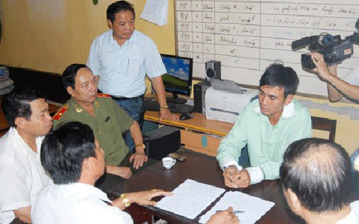 Lợi dụng lúc H mất cảnh giác, Sơn mở cốp lấy dao và chém liên tiếp nhiều nhát khiến nạn nhân tử vong tại chỗ. Gây án xong, Sơn kéo thi thể H vào đống cát và vùi lấp lại nhằm phi tang. Gã lấy nhiều tài sản của nạn nhân rồi bỏ đi. Trên đường về, Sơn ném hung khí xuống ao. Sau này, Công an tỉnh Hà Nam đã mò và vớt được hung khí gây án ấy. Một gã trai quê, Sơn đã sa chân vào những lạc thú của cuộc sống để rồi gây nên tội ác man rợ, không thể tha thứ. Với những hành vi này đối tượng đã phải trả giá đắt trước pháp luật.