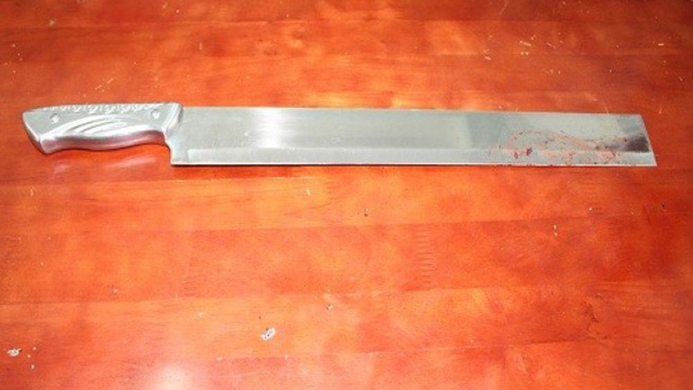 Tối 3/8/2012, H nhắn tin báo cho Sơn biết ngày mai sẽ lên chơi Hà Nam. Theo đúng hẹn, Sơn đi xe máy tới đón "người yêu". Hai người đi ăn uống rồi thuê nhà nghỉ ở qua đêm. Lúc này, Sơn thấy H có nhiều tài sản nên nảy lòng tham, quyết định sẽ sát hại bạn gái để cướp. Tối 5/8, Sơn chuẩn bị một con dao rồi cất ở cốp xe, sau đó đi đón H. Hai người ăn tối cùng nhau. Được một lúc Sơn đèo chị H đi qua khu vực công trường đang xây dựng QL 21A. Thấy nơi này vắng vẻ, Sơn dừng xe bảo H xuống để tâm sự. (Ảnh minh họa, nguồn Internet)