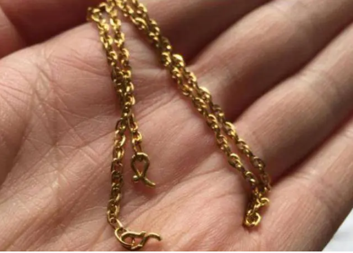 Khám xét nhà Sơn, công an thu giữ sợi dây chuyền vàng, máy nghe nhạc, điện thoại hiệu Samsung, tất cả đều là tài sản của H. Tại cơ quan công an, Sơn đã khai nhận toàn bộ hành vi man rợ của mình. Sơn đã lập gia đình và hiện làm cho một công ty vệ sĩ. Thời gian gần đây vợ hắn về quê sinh nở. Được tự do, Sơn cùng chúng bạn đi chơi ở bãi tắm Thịnh Long. Tại đây, gã quen H. Kể từ đó hai người thường xuyên nhắn tin, nói chuyện và nảy sinh tình cảm với nhau. (Ảnh minh họa, nguồn Internet) 