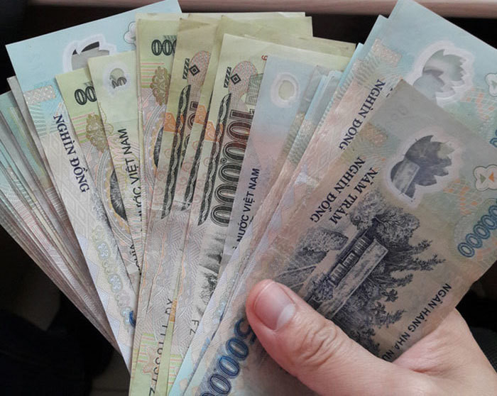 Khi mở rộng hiện trường, công an tìm thấy nhiều vật dụng cá nhân như bông tai, nhẫn nhựa, vòng tay nhựa, đôi guốc... Nạn nhân mặc chiếc áo dạng váy màu đen, đã bị cắt làm đôi, phía trong là áo ngực màu đỏ có cất giấu số tiền khoảng 5 triệu. Rất có thể hung thủ khi ra tay đã không để ý nên số tiền kia vẫn còn. Với những dấu hiệu ban đầu, công an cho rằng đây là vụ giết người mà nhiều khả năng để cướp tài sản. Nạn nhân không có giấy tờ tùy thân, khuôn mặt biến dạng, không thể nhận diện. Trong thời điểm vụ án xảy ra, trời tối, hiện trường không có người qua lại, vì thế không thu được bất cứ manh mối nào quan trọng. (Ảnh minh họa, nguồn Internet)