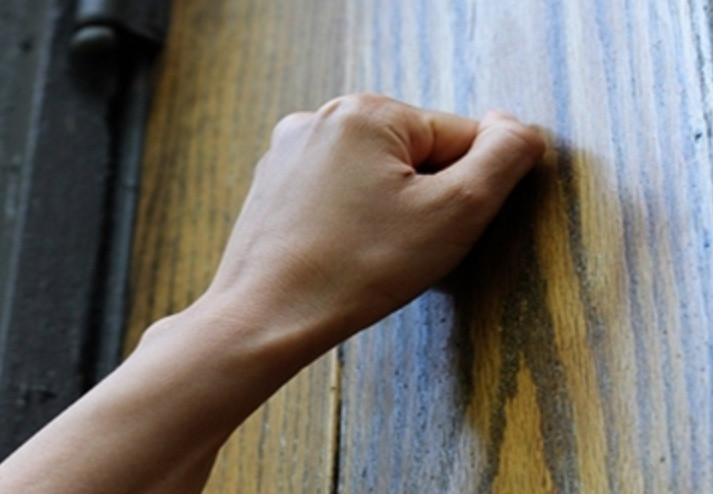 Theo hồ sơ vụ án, khoảng 23h ngày 6/5/2018, cả thôn Nà Phạc bao trùm trong bóng tối, chỉ còn những tiếng côn trùng kêu rả rích. Đang ôm 2 đứa con nhỏ chập chờn trong giấc ngủ, chị Triệu Thị Coi (SN 1993) bỗng giật thót mình khi nghe tiếng gõ cửa, kèm tiếng kêu cứu thảng thốt của người chị dâu Triệu Thị Phương (SN 1984) ở cách nhà không xa. (Ảnh minh họa, nguồn Internet) 