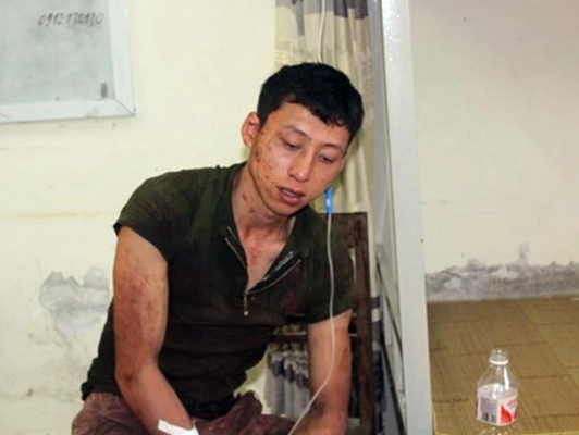 Sau bữa cơm tối trở về, khi đi xe máy qua nhà chị Phương, Khánh dừng xe ghé vào để xin cốc nước. Tại đây, sẵn trong người có hơi men, dục vọng nổi lên, Khánh đòi chị Phương cho quan hệ tình dục nhưng bị khước từ. Trong lúc giằng co, Khánh tát chị Phương nhưng bị đẩy ngã về phía tủ tivi. Lúc này, phát hiện con dao thái chuối trên kệ, Khánh đã vớ lấy và thực hiện vụ truy sát kinh hoàng.