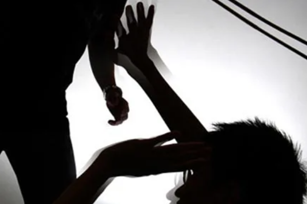 Trước tình huống nguy hiểm, chị Phương nén đau ra hiệu cho mọi người giữ im lặng. Chưa đầy 5 phút sau, Khánh đã xuất hiện, đạp cửa xông vào, trên tay lăm lăm con dao thái chuối. Nhìn thấy chị Phương, Khánh lao tới chém như điên dại cho tới lúc nạn nhân đổ gục xuống. Quá hoảng sợ, chị Coi tháo chạy, trượt xuống ta luy trước cửa nhà để đi trốn. Tại đây, Khánh tiếp tục dùng dao sát hại bà Dâm, cháu Tiến, cháu Uyên một cách không ghê tay. (Ảnh minh họa, nguồn Internet) 