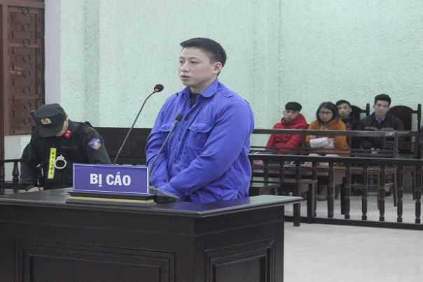 Ngày 16/1/2019, Tòa án nhân dân tỉnh Cao Bằng đã mở phiên tòa sơ thẩm xét xử bị cáo Lý Đình Khánh (SN 1987, trú xã Quang Trọng, huyện Thạch An, tỉnh Cao Bằng) về tội "Giết người" và tội "Hủy hoại tài sản hoặc cố ý làm hư hỏng tài sản". Tại phiên tòa bị cáo đã khai nhận hành vi phạm tội của mình và cho rằng lúc đó say rượu không kiểm soát được bản thân. Trong lời nói sau cùng, Lý Đình Khánh nhận thức hành vi của mình là đặc biệt nghiêm trọng, mong Hội đồng xét xử giảm hình phạt để bị cáo có cơ hội trở về lao động sản xuất bù đắp một phần nỗi đau cho gia đình người bị hại. 