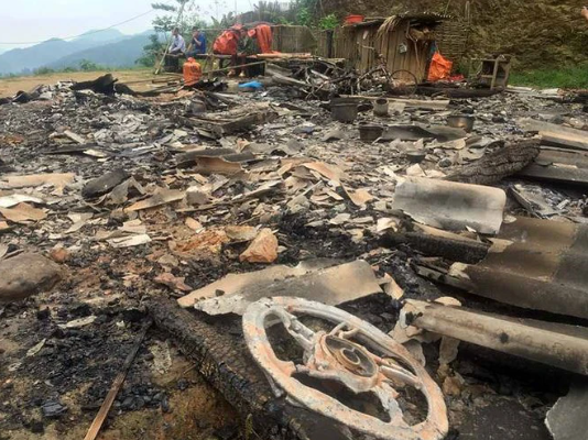 Chưa dừng lại ở đó, Khánh cầm theo hung khí quay trở lại nhà chị Phương với mục đích tìm hai con của chị định sát hại nhằm bịt đầu mối, nhưng không thấy ai. Trong cơn điên loạn, gã gào thét và đập phá đồ đạc, rồi dùng bật lửa châm đốt thiêu trụi ngôi nhà. Lý Đình Khánh bị bắt giữ ngay sau khi gây ra vụ thảm sát. Khánh khai, chiều 6/5, Khánh đi giúp gia đình bên ngoại chị Triệu Thị Phương sửa nhà. (Hiện trường ngôi nhà bị Lý Đình Khánh đốt cháy)