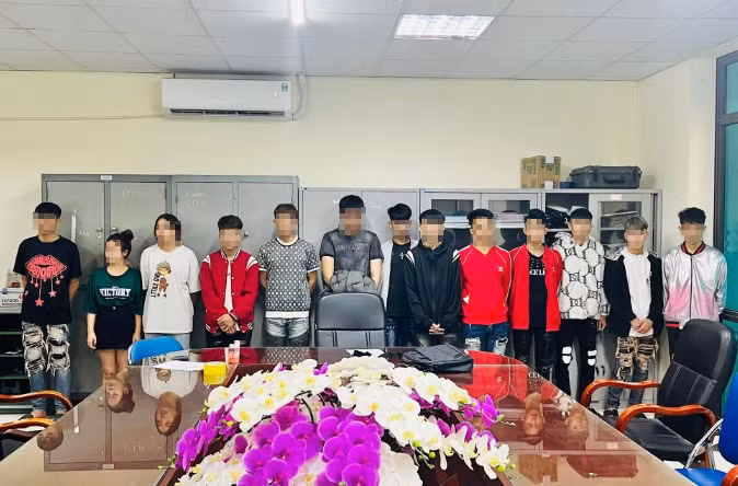 Lao Cai: Nhom thanh thieu nien mang dao phong lon di hon chien