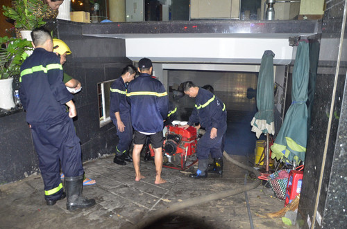 Gan 400 canh sat cuu ho 1400 phuong tien trong tran mua lich su-Hinh-3