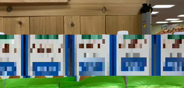 9. Sữa hạt: Sữa hạt bao gồm các loại như sữa hạnh nhân và hạt điều. So với sữa bò, sữa hạt là một loại sữa thay thế ít calo có thể giúp giảm cân. Ảnh: Insider.