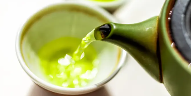 2. Trà xanh: Trà xanh chứa catechin và caffein - hai hợp chất có thể thúc đẩy quá trình chao đổi chất. Nghiên cứu chỉ ra rằng caffeine có thể giúp đốt cháy chất béo và tăng lượng calo bạn đốt cháy khi nghỉ ngơi. Ảnh: Insider.