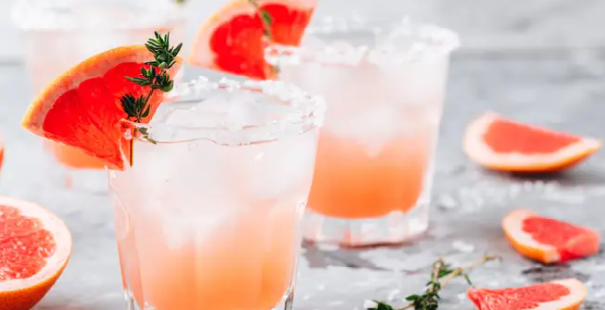 8. Nước bưởi: Bưởi từ lâu đã được coi là một thực phẩm chính để giảm cân, đồng thời có những lợi ích sức khỏe khác. Một nghiên cứu quy mô nhỏ năm 2014 kết luận rằng, những con chuột tiêu thụ một chế độ ăn nhiều chất béo tăng cần ít hơn khoảng 18% khi chúng uống nước ép bưởi so với những con chuột đối chứng. Ảnh: Insider.