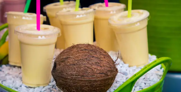 7. Nước dừa: Nước dừa ít calo, chứa đầy vitamin và khoáng chất như vitamin C và mangan và đặc biệt tốt cho việc tập thể dục. Kali trong nước dừa giúp loại bỏ natri thừa ra khỏi cơ thể, qua đó giảm trọng lượng nước và có thể hỗ trợ mục tiêu giảm cân của bạn. Ảnh: Insider.