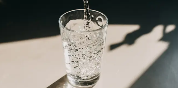 1. Nước lọc: Nước lọc là một trong những lựa chọn tốt nhất trong việc giảm cân. Không chỉ không chứa calo, nước lọc còn giúp bạn cảm thấy no và không ăn quá nhiều, bác sĩ dinh dưỡng Kristin Gillespie cho biết. Ảnh: Insider.