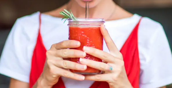 6. Nước ép rau củ: Mặc dù ăn rau luôn được ưu tiên hơn do hàm lượng chất xơ cao hơn, nhưng nước ép rau vẫn có thể có tác dụng tích cực trong việc giảm cân. Ảnh: Insider.