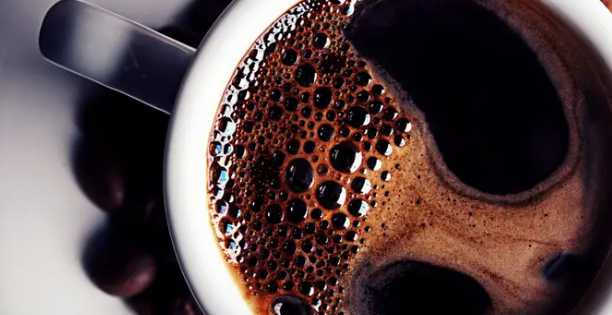 5. Cà phê đen: Uống cà phê đã được chứng minh là làm giảm sự thèm ăn và lượng calo tiêu thụ trong ngày, đồng thời cũng làm tăng lượng calo bị đốt cháy lúc bạn nghỉ ngơi. Ảnh: Insider. 