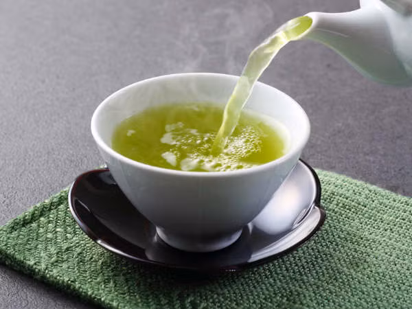 Một nghiên cứu quy mô nhỏ năm 2005 trên các đối tượng thừa cân và béo phì vừa phải cho thấy, tiêu thụ hỗn hợp trà xanh với 150 miligam caffein trong 3 tháng có liên quan đến việc giảm cân và giảm mỡ nhiều hơn, cũng như giảm đáng kể vòng eo so với nhóm người uống giả dược. Ảnh: Boldsky.