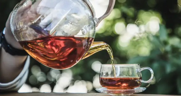 3. Trà đen: Cũng giống như trà xanh, trà đen chứa đầy chất chống oxy hóa, đặc biệt là polyphenol, giúp giảm nguy cơ béo phì. Một đánh giá năm 2018 chỉ ra rằng polyphenol trong trà làm giảm mức độ hấp thụ chất béo và đường của cơ thể, do đó làm giảm lượng calo của bạn và hỗ trợ giảm cân. Ảnh: Insider.