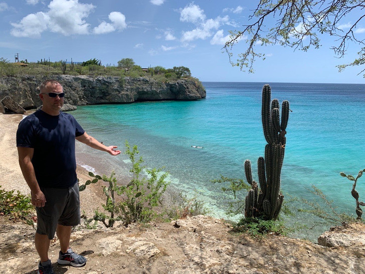 Nhìn kỹ nhé, cây xương rồng này thực sự không phải ở dưới nước.