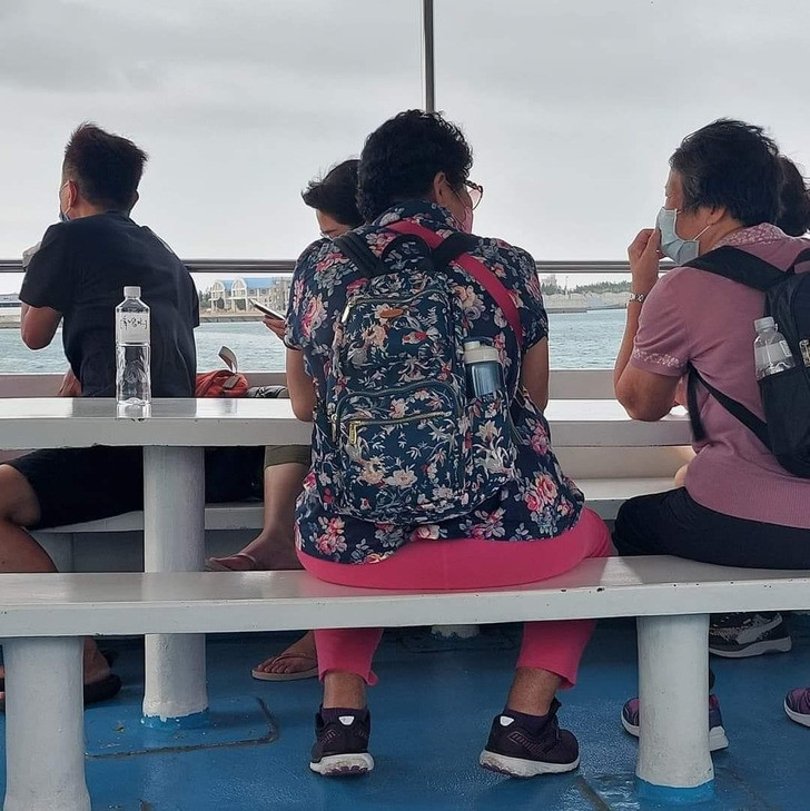 Chiếc ba lô đồng màu với áo sơ mi.