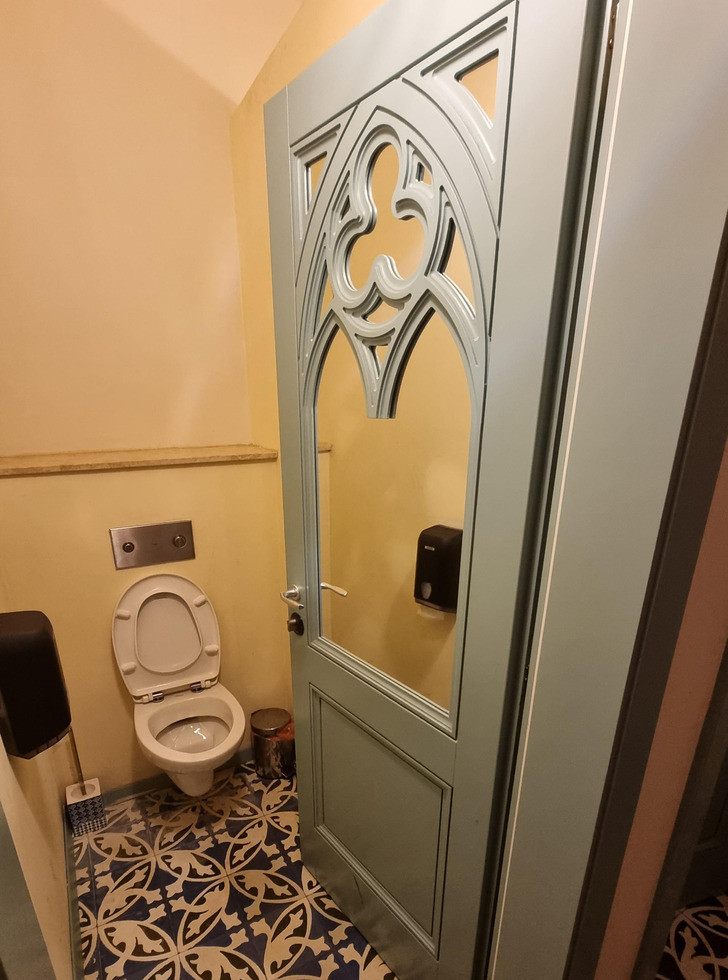 "Nhiều người nghĩ toilet này có cửa kính, hóa ra đó là một tấm gương", người đăng bức hình viết.