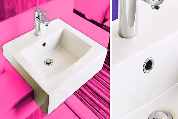 1. Lỗ nhỏ ở bồn rửa giúp nước thoát nhanh hơn, đồng thời, nó cũng ngăn nước tràn ra ngoài nếu chúng ta quên tắt vòi. (Nguồn ảnh: BS)