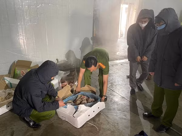 Chan ga, de muoi nguyen con het “date” 2 nam chuan bi len ban an-Hinh-3