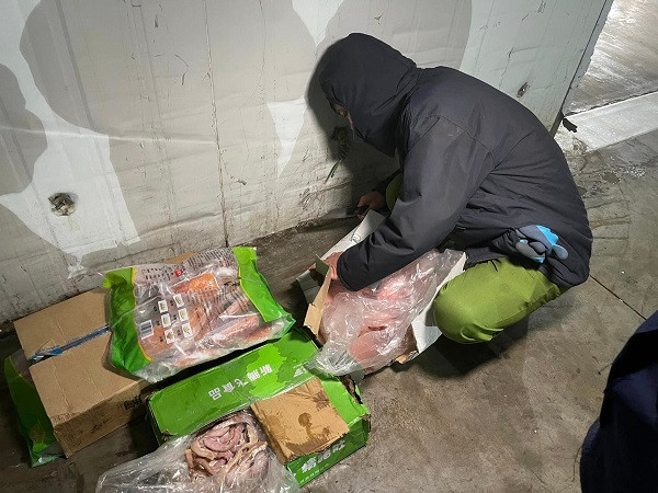 Chan ga, de muoi nguyen con het “date” 2 nam chuan bi len ban an