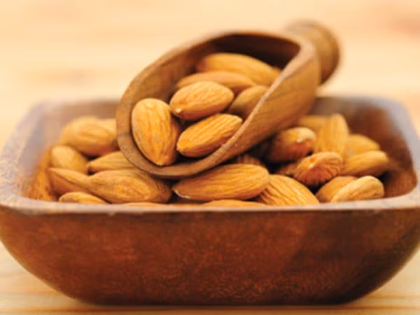 Tổ chức Giấc ngủ cho biết: "Các loại hạt như hạnh nhân, óc chó, hạt dẻ cười và hạt điều thường được coi là thực phẩm tốt cho giấc ngủ". Ảnh: Boldsky.