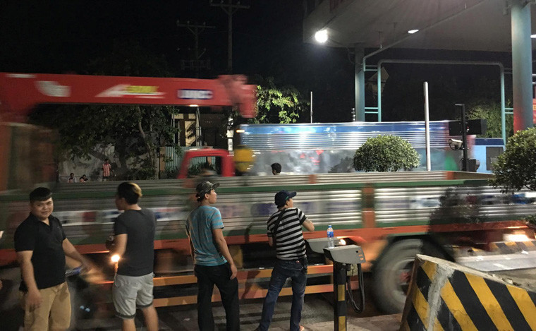 Nhiều tài xế tập trung phản đối ngay tại BOT An Sương - An Lạc suốt trong đêm qua 3/12.