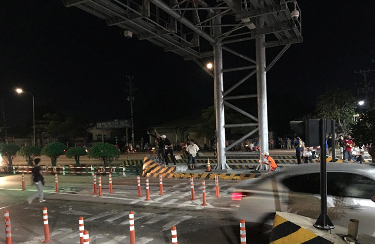 Trước đó, từ chiều tối 3/12, hàng chục lái xe ở TP.HCM đã tập trung về trạm thu phí An Sương - An Lạc để phản đối vì cho rằng trạm này thu phí vượt quá thời gian quy định.