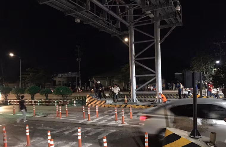 Trước đó, từ chiều tối 3/12, hàng chục lái xe ở TP.HCM đã tập trung về trạm thu phí An Sương - An Lạc để phản đối vì cho rằng trạm này thu phí vượt quá thời gian quy định.