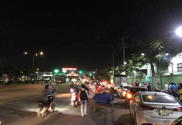 Cụ thể, các tài xế dừng xe vào làn thu phí và không mua vé, yêu cầu gặp lãnh đạo công ty để đối thoại. 
