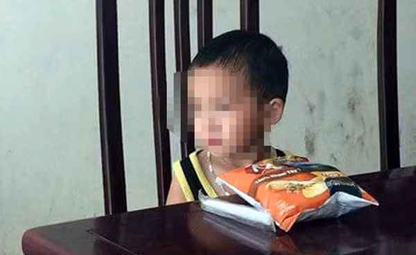 Bé trai 2 tuổi bị bỏ rơi ở quán bún phở (Ảnh facebook).